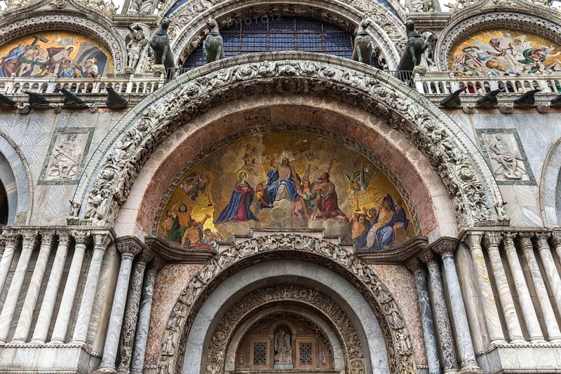 Entrance portal with mosaic of the Basilica di San Marco, built in the 11th century, Venice, Veneto, Italy