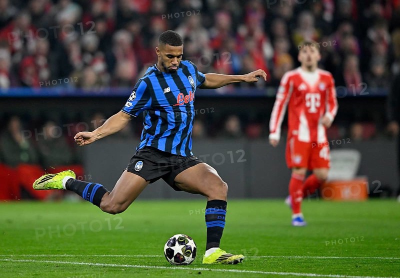 Isak Hien Atalanta BC Bergamo (04) Action on the ball Football, Champions League, Allianz Arena, Munich, Bavaria, Germany