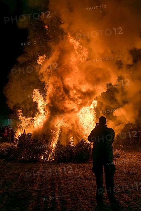 Spectators at a dunning fire at a rally of farmers and peasants against the German government's plans to cut subsidies, Ostfildern-Plieningen, Baden-Württemberg, Germany