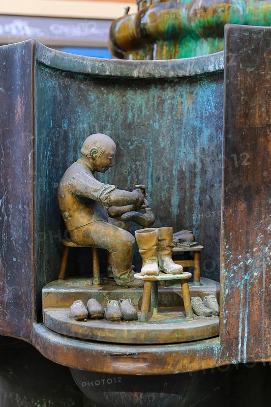 Guild fountain by the sculptor Bonifatius Stirnberg from 1983, guilds, guilds, craftsmen, cast figure, shoemaker, shoe processing, Reutlingen, Baden-Württemberg, Germany