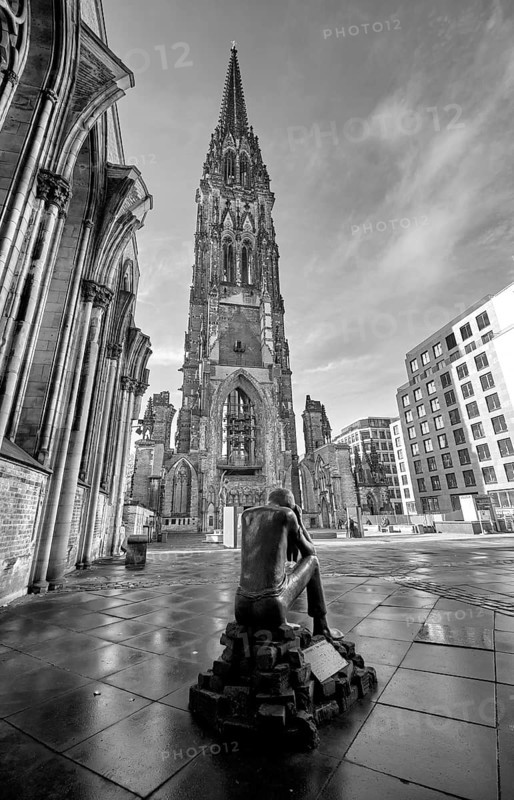 Memorial, ruins of the main church St. Nikolai with the sculpture Prüfung by Edith Breckwoldt, Hamburger Hopfenmarkt, Hamburg, Land Hamburg, Germany