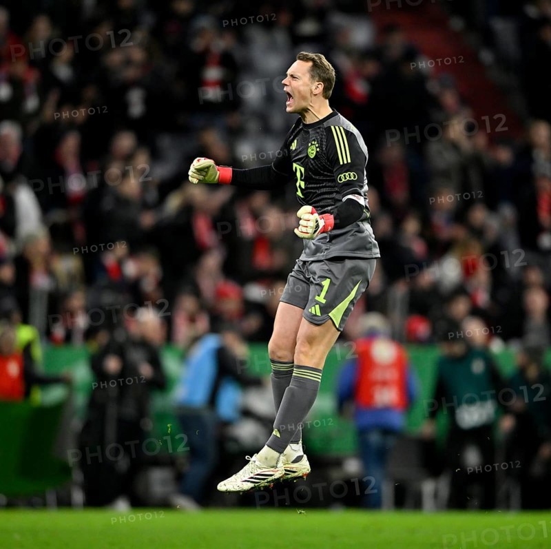 Cheering, goal celebration, goalkeeper Manuel Neuer FC Bayern Munich FCB (01) Football Bundesliga, DFB Cup, Allianz Arena, Munich, Bavaria, Germany