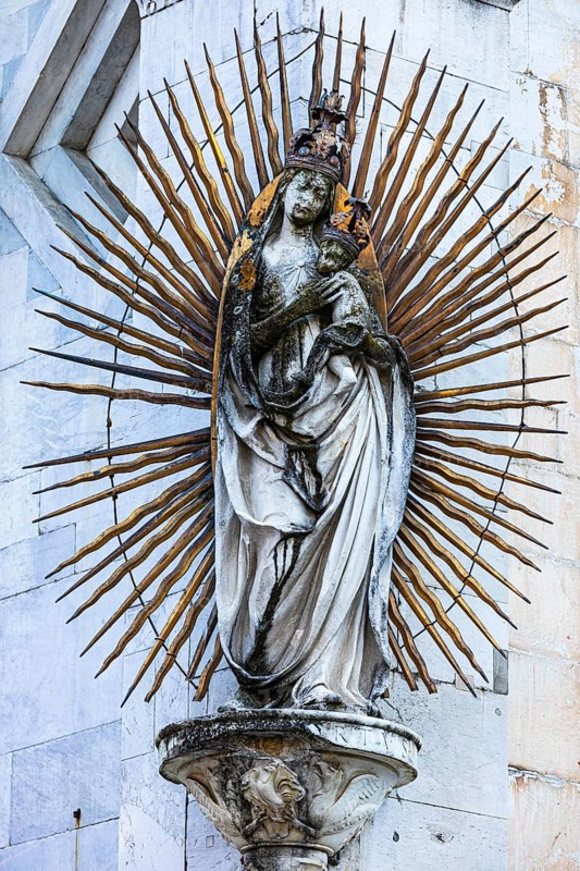 Mary with the Infant Jesus on the façade of the church of San Michele in Foro, historic city centre, Lucca, Tuscany, Italy