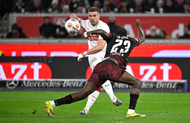 Duel, action Ermedin Demirovic VfB Stuttgart (09) against Castello Lukeba RasenBallsport RB Leipzig RBL (23) Soccer Bundesliga, MHPArena, MHP Arena Stuttgart, Baden-Württemberg, Germany