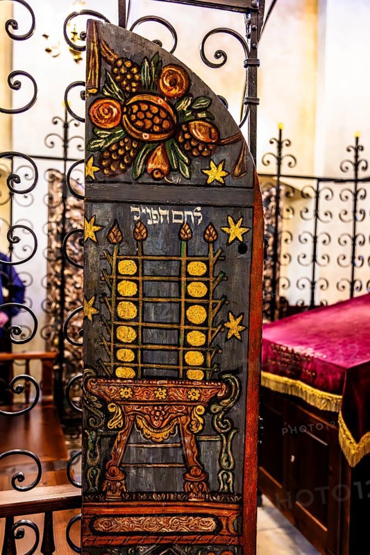 Bima, Remuh Synagogue, 1553, one of two synagogues still in use today, Kazimierz Jewish Quarter, important, formerly independent district that has developed into an important center of Jewish culture since the 14th century, Krakow, Poland