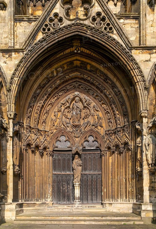 Statue of Mary and baby Jesus in doorway, The Judgement Porch, Lincoln Cathedral, Lincoln, Lincolnshire, England, UK
