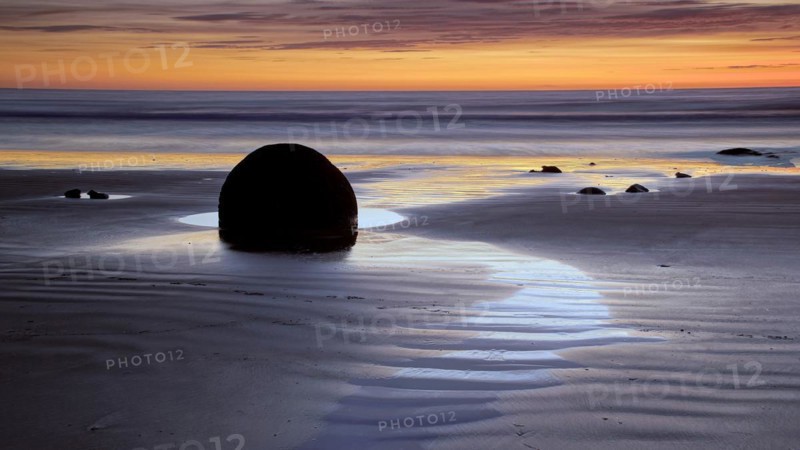 New Zealand, South Island, stone ball, Moeraki Bulders