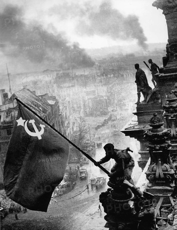 At the Berlin Reichstag, May 2, 1945, three Soviet soldiers fly the flag of the Soviet Union. The three soldiers are the Ukrainian Alexei Leontyevich Kovalyov, the Kumyken Abdulchakim Isakovich Ismailov and the Belorussian Leonid Goritchev. J. Chaldej took 36 pictures, which he later also changed by adding clouds of smoke, retouching the watch and assembling further variants. The picture became an icon and symbol of the victory over National Socialism