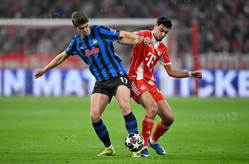 Duel, action Charles De Ketelaere Atalanta BC Bergamo (17) against Aleksandar Pavlovic FC Bayern Munich FCB (45) football, Champions League, Allianz Arena, Munich, Bavaria, Germany