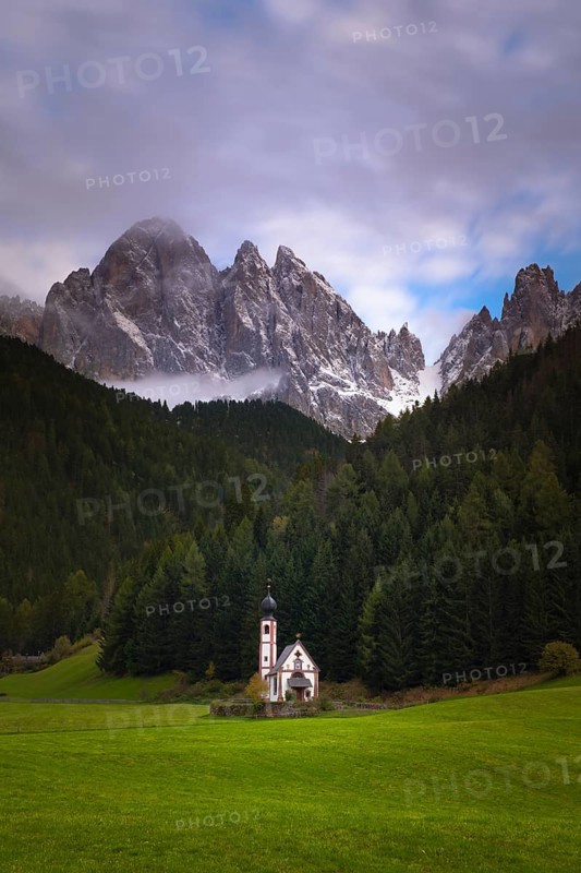 View of the church of St. Johann in Ranui with the Geißler group in the background, Dolomites, Puez-Geisler nature park Park, St. Magdalena, Villnöß, Funes, Villnößtal, South Tyrol, Italy
