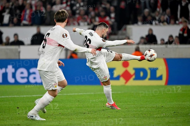 Goal kick Action Goal chance Deniz Undav VfB Stuttgart (26) Angelo Stiller VfB Stuttgart (06) Soccer Europa League, MHPArena, MHP Arena Stuttgart, Baden-Württemberg, Germany