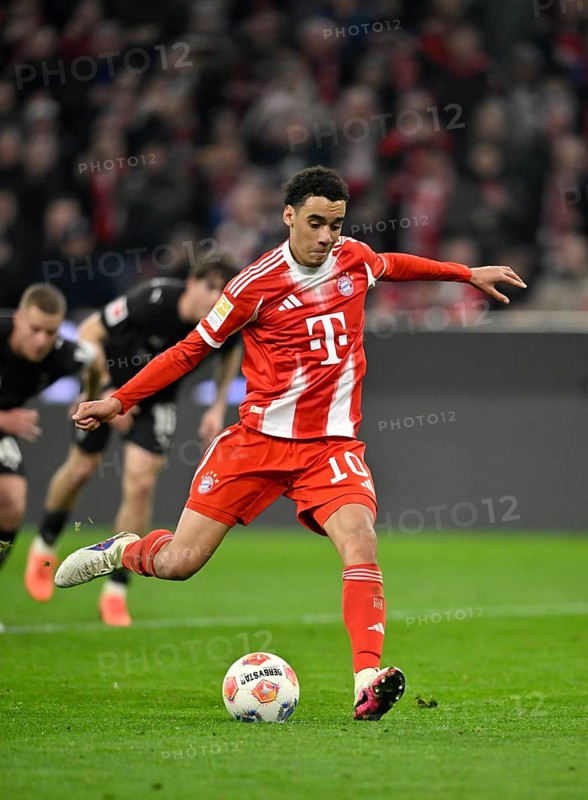 Goal kick Action Goal chance Penalty kick, Penalty kick Jamal Musiala FC Bayern Munich FCB (10) Soccer Bundesliga, Allianz Arena, Munich, Bavaria, Germany
