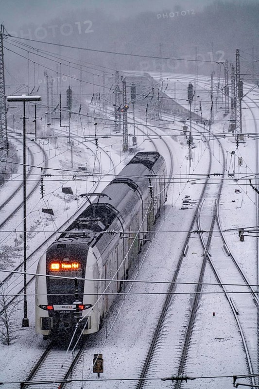 Winter weather, heavy snowfall, railway tracks in front of Essen main station, RE1, RRX, Rhine-Ruhr Express, local train, North Rhine-Westphalia, Germany