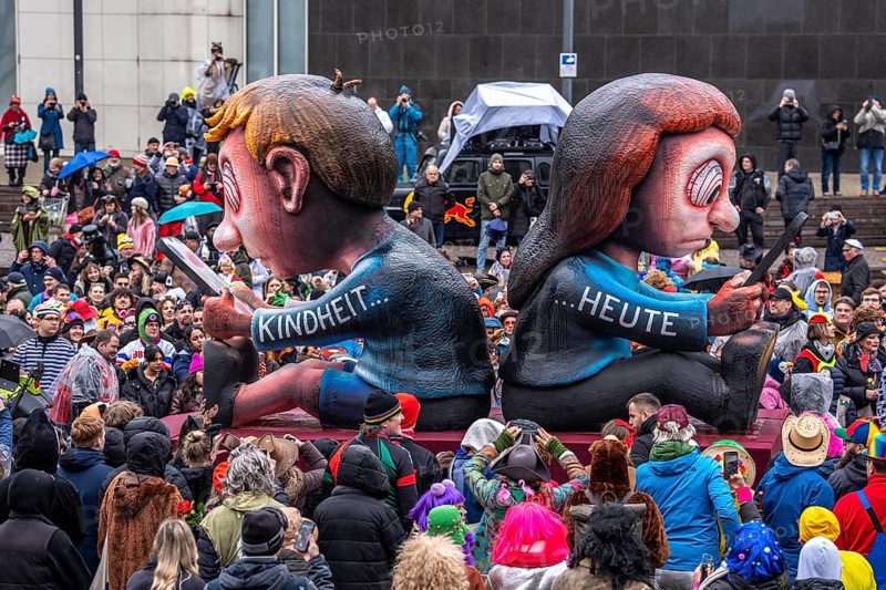 Rose Monday procession in Düsseldorf, theme car by wagon manufacturer Jacques Tilly, topic of smartphone addiction among children and adolescents, North Rhine-Westphalia, Germany