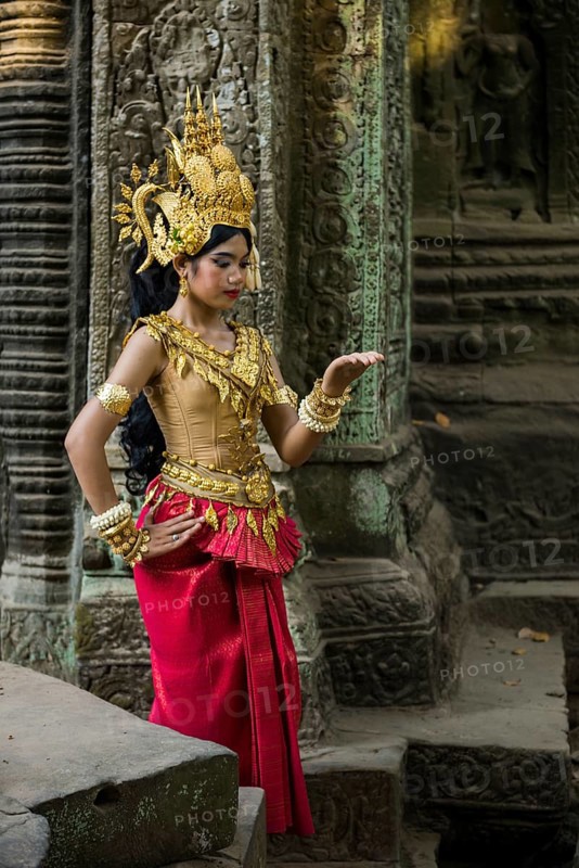 Young woman dressed as a temple dancer, Apsara, Ta Prohm, Angkor Wat, Angkor, UNESCO World Heritage Site, Siem Reap, Cambodia, Indochina, Southeast Asia