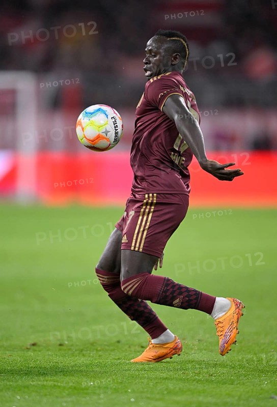 Sadio Mané FC Bayern Munich FCB, on the ball, action, cut-out, Allianz Arena, Munich, Bayern, Germany