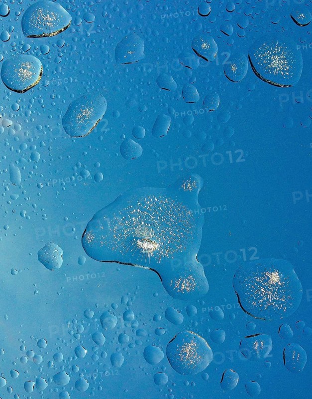Vereiste Wassertropfen mit Eiskristallen auf Glasdach, Bayern, Deutschland