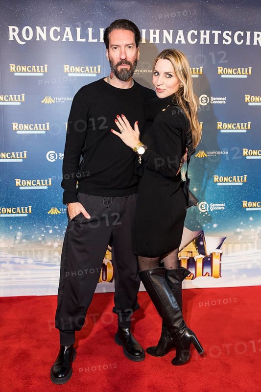 Alec Völkel with his woman Johanna Völkel at the premiere of the 20th Original Roncalli Weihnachtscircus in Berlin's Tempodrom on 20 December 2024