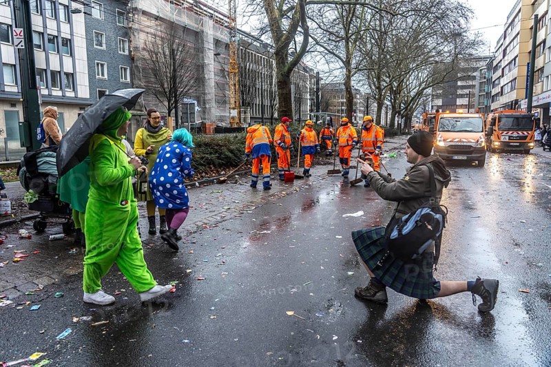 Sweep on Rose Monday in Düsseldorf, the municipal utilities clean up after the train, confetti, camels, trash, employees of AWISTA, Society for Waste Management and City Cleaning, central disposal and urban cleaning companies in Düsseldorf, clean the train's path with their street cleaning machines, North Rhine-Westphalia, Germany