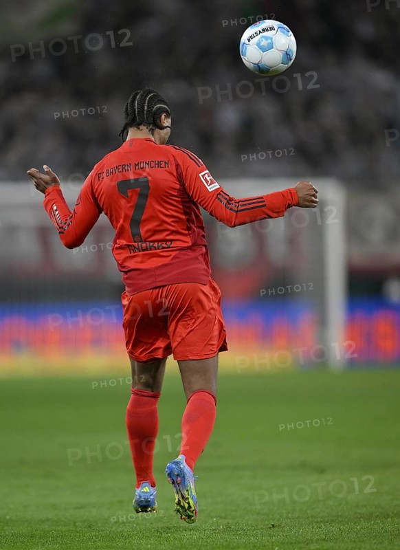 Serge Gnabry FC Bayern Munich FCB (07) Header from behind WWK Arena, Augsburg, Bavaria, Germany