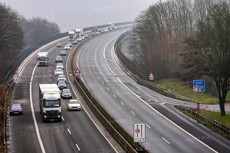 Closure of the A52 motorway, between AK Breitscheid and AS Kettwig, in the direction of Essen, a transitional structure where the roadway merges with the Ruhr Valley Bridge is damaged and must be renewed, how long the repair will take is still unknown, the consequences are long traffic jams and delays for car drivers, the bridge is used daily by more than 80, 000 vehicles and is to be replaced in the long term, it was completed in 1966, it is the longest Steel road bridge in Germany