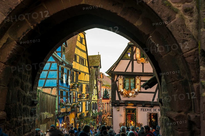 Christmassy decorated half-timbered houses, Christmas market, Riquewihr, Grand Est, Haut-Rhin, Alsace, France
