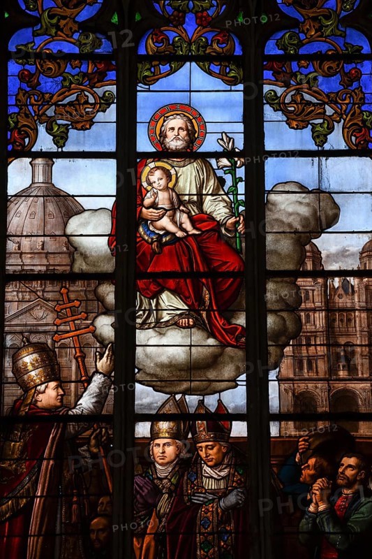 Glass window in the church Église Saint Michel, Dijon, Departement Côte dOr, Region Bourgogne-Franche-Comté, Burgundy, France