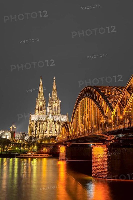 Hohenzollernbruecke, Rhine, Museum Ludwig with Philharmonie, Cologne Cathedral, Cologne, Rhineland, North Rhine-Westphalia, Germany