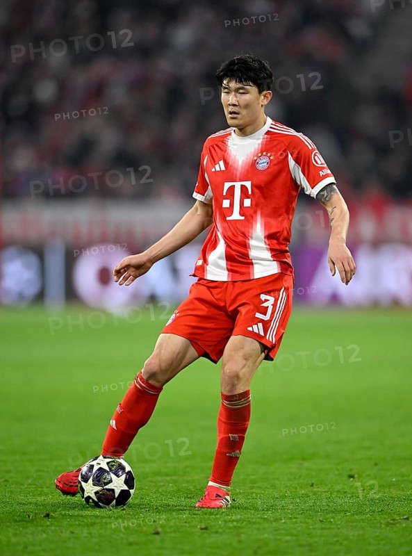 Min-jae Kim FC Bayern Munich FCB (03) Action on the ball Football, Champions League, Allianz Arena, Munich, Bavaria, Germany