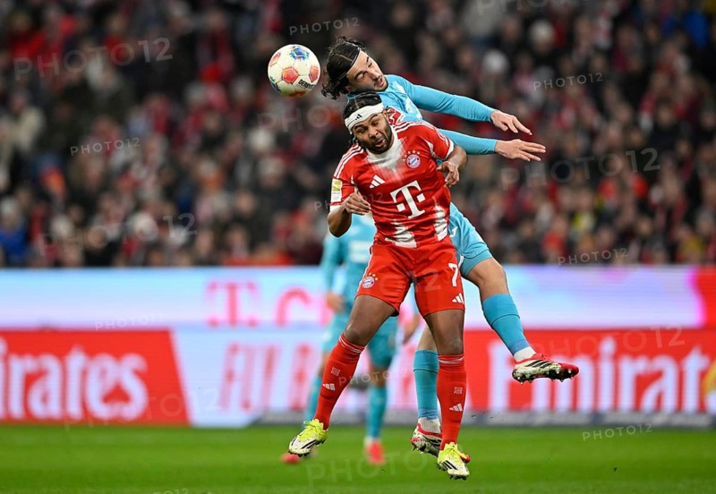Header duel tackle action Serge Gnabry FC Bayern Munich FCB (07) against Leon Avdullahu TSG 1899 Hoffenheim (07) Soccer Bundesliga, Allianz Arena, Munich, Bavaria, Germany