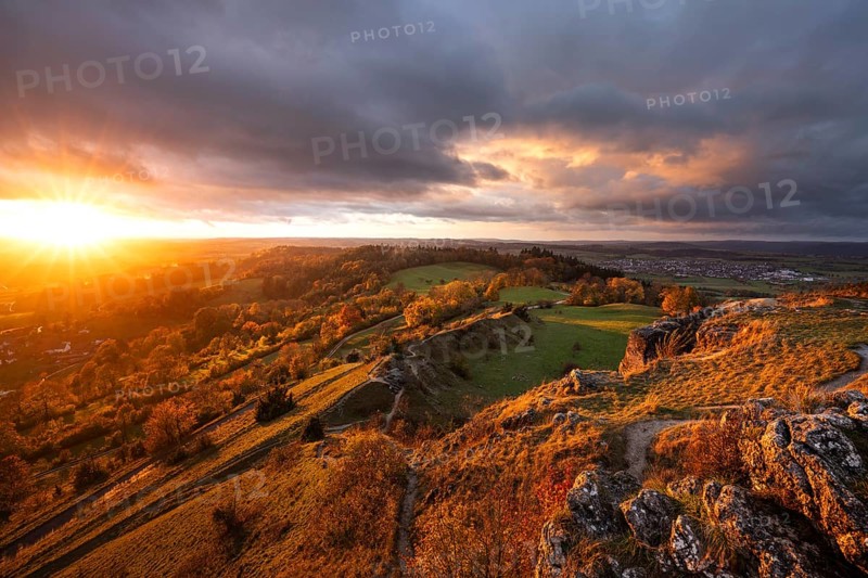 Rain and sun alternating — dramatic autumn atmosphere at the Hohenstaufen Spielburg Nature Reserve