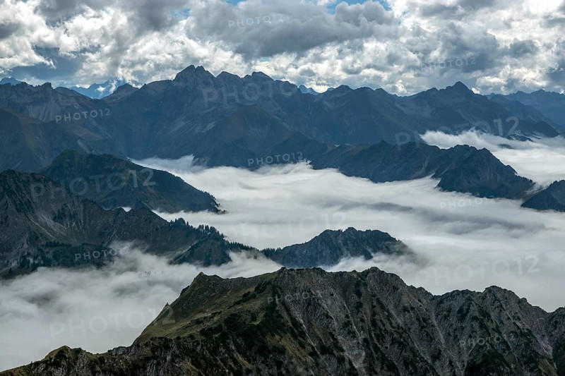 View from the Nebelhorn summit to mountains of the Allgäu Alps, mountains rising from fog in the valley, Oberstdorf, Oberallgäu, Allgäu, Bavaria, Germany