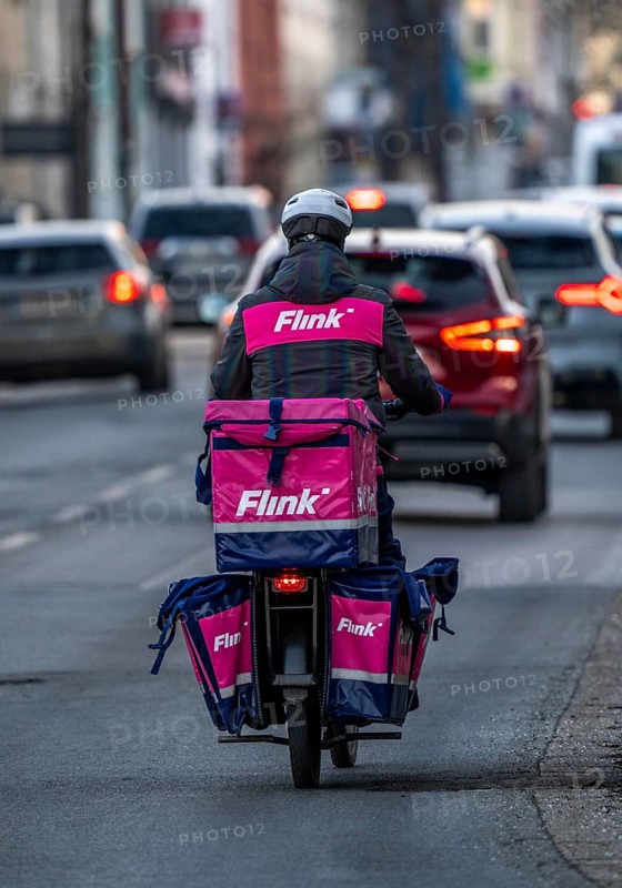 Bicycle courier of the Flink express delivery service, delivers groceries, currently in over 40 German cities, within 10 minutes, orders via an app, works together with the REWE Group, Essen, North Rhine-Westphalia, Germany