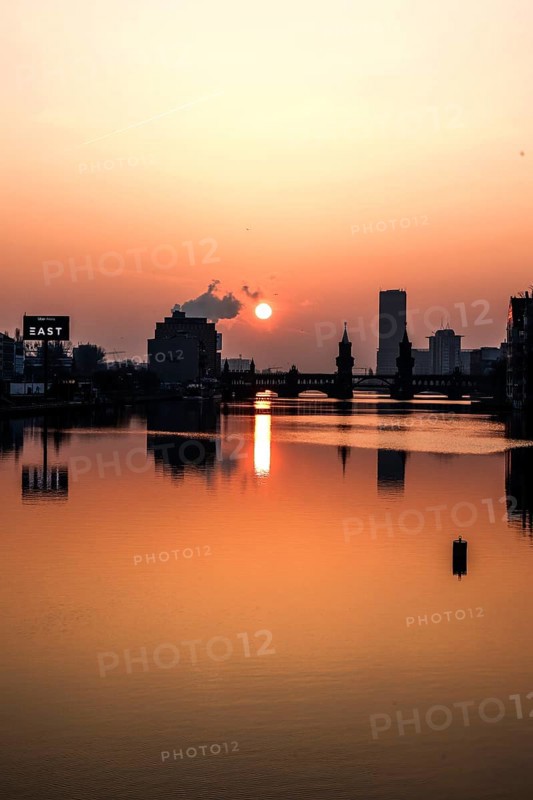 View over the Spree to Oberbaum Bridge during sunrise, Berlin, 09/02/2025, Berlin, Berlin, Germany