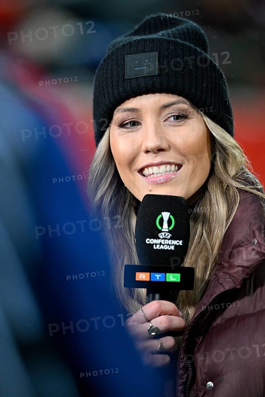 RTL reporter presenter Laura Papendick, portrait, in interview microphone microphone logo smiling UEFA Conference League, Voith-Arena, Heidenheim, Baden-Württemberg, Germany