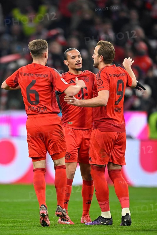 Goal celebration Harry Kane FC Bayern Munich FCB (09) (right) Leroy Sane FC Bayern Munich FCB (10) (centre) Joshua Kimmich FC Bayern Munich FCB (06) (left) Allianz Arena, Munich, Bavaria, Germany