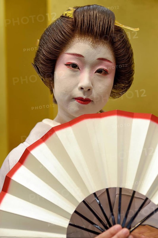 Geisha in traditional costume, portrait, fan, omori, Tokyo, Japan