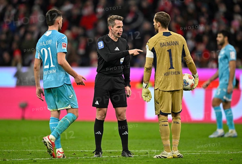 Referee Tobias Stieler in discussion with goalkeeper Oliver Baumann TSG 1899 Hoffenheim (01) Albian Hajdari TSG 1899 Hoffenheim (21) Soccer Bundesliga, Allianz Arena, Munich, Bavaria, Germany