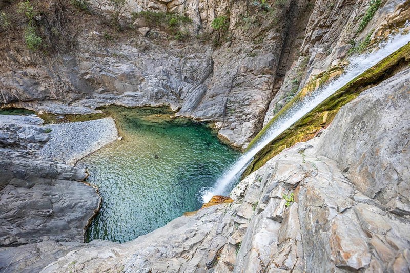 A breathtaking view of a canyon with crystal-clear waters, perfect for adventure seekers enjoying canyoning, rappelling, or hiking in Nuevo Leon, Mexico's rugged terrain