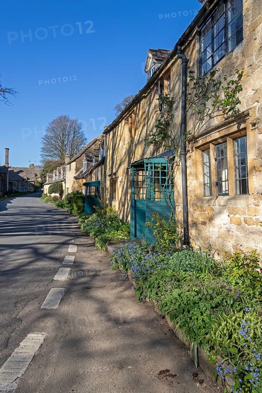 Honey-coloured limestone houses, street, Snowshill, The Cotswolds, England, Great Britain