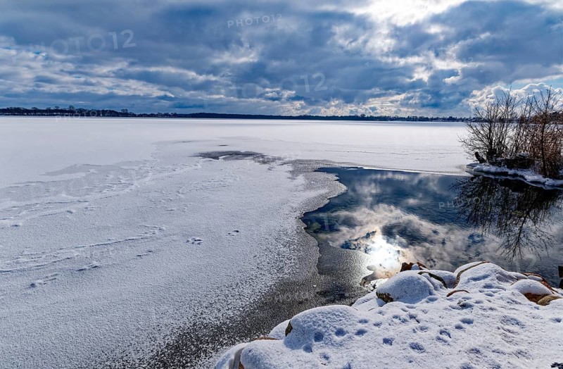 View of Schaalsee, covered with ice and snow, on the bridge tour, a hiking trail around Lake Kirchensee, in the UNESCO Schaalsee Biosphere Reserve. Zarrentin, Mecklenburg-Western Pomerania, Germany
