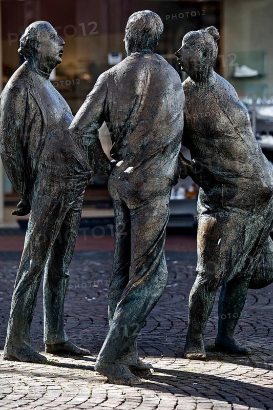 Bronze sculpture entitled Drei Schwätzer by Karl-Henning Seemann, Giessen, Hesse, Germany