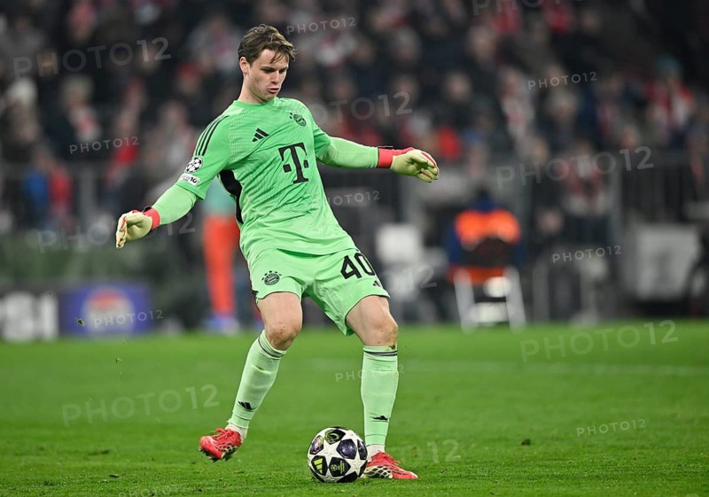 Goalkeeper Jonas Urbig FC Bayern Munich FCB (40) Action on the ball Football, Champions League, Allianz Arena, Munich, Bavaria, Germany