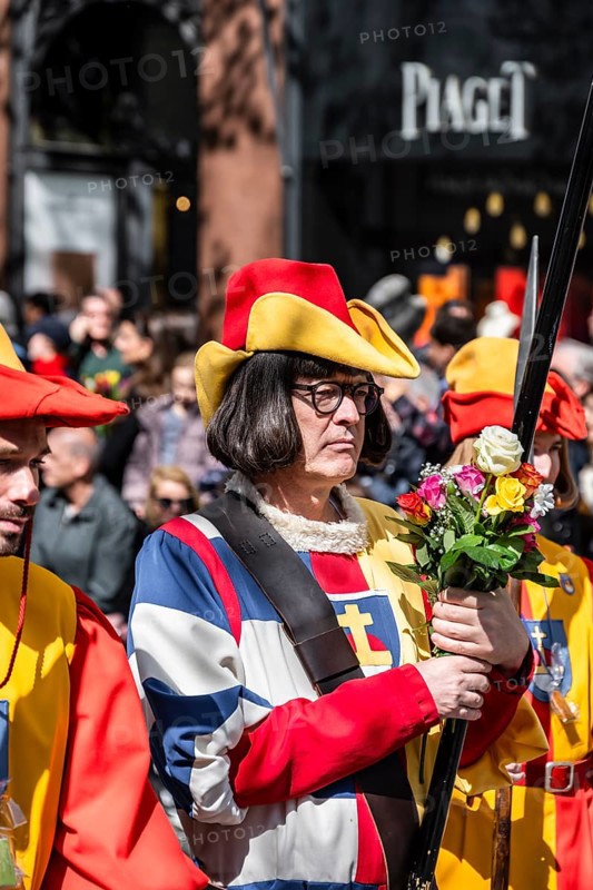 Zunft zu Wiedikon, parade of historically costumed guild members, Sechseläuten or Sächsilüüte, Zurich Spring Festival, Zurich, Switzerland