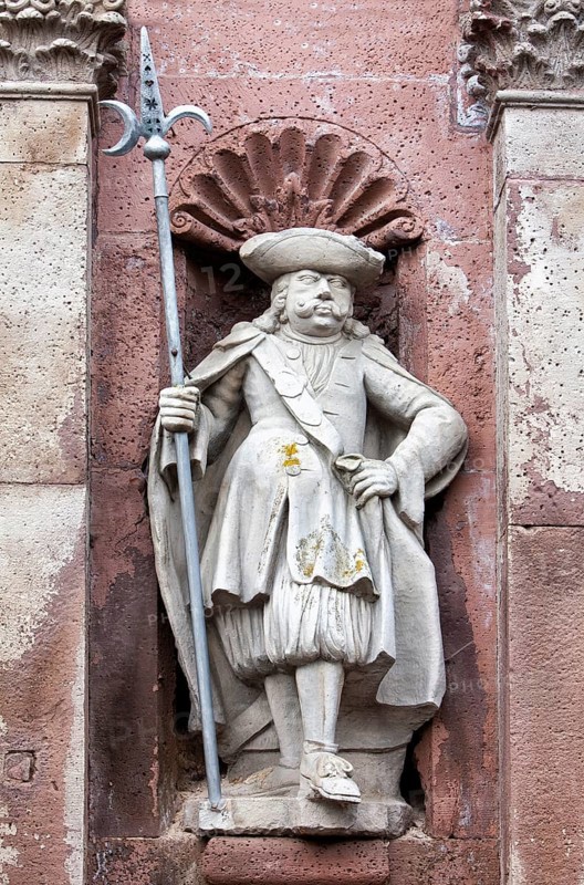 Stone figure at the entrance gate, Abbey Castle Corvey in Hoexter, Weserbergland, North Rhine Westphalia, Germany, Europe, Figur am Eingangstor, ehemalige Abtei und Schloss Corvey in Höxter, Weserbergland, Nordrhein-Westfalen, Deutschland, Europa