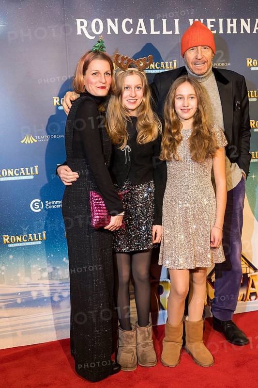 Reiner Schöne with his woman Anja Schöne and their children Charlotte-Sophie and Olivia at the premiere of the 20th Original Roncalli Weihnachtscircus in Berlin's Tempodrom on 20 December 2024