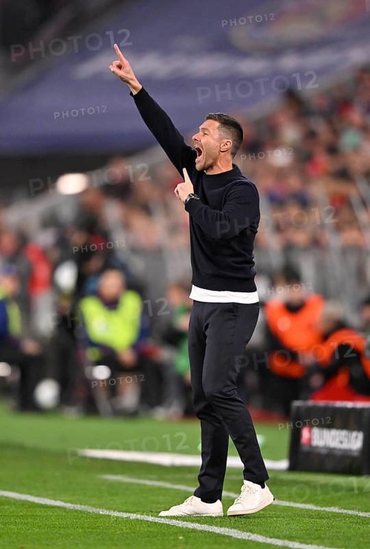 Coach Xabi Alonso Bayer 04 Leverkusen on the sidelines, gesture, gesture, Allianz Arena, Munich, Bavaria, Germany