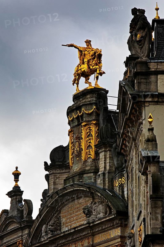 The golden horseman Charles de Lorraine on the guildhall L'Arbre d'Or, Guild of Brewers, Grand-Place, Grote Markt, Brussels, Belgium