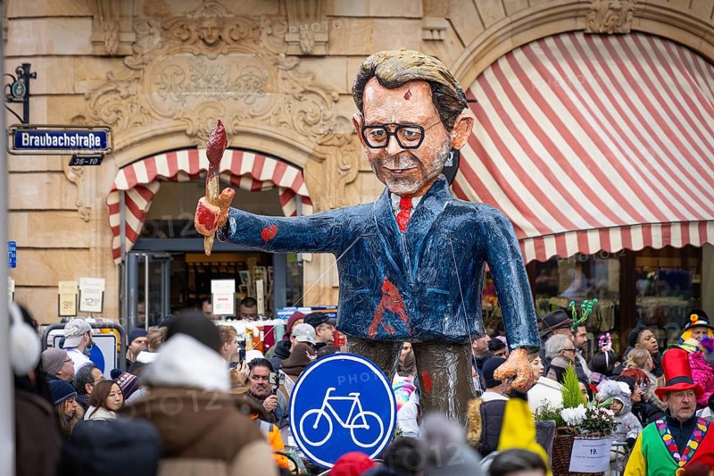 The Frankfurt carnival parade moves across the Römerberg in Frankfurt am Main on 15 February 2026. A float shows the head of the city council, Wolfgang Siefert (Greens), who has been criticised for his transport policy, Römerberg, Frankfurt am Main, Hesse, Germany