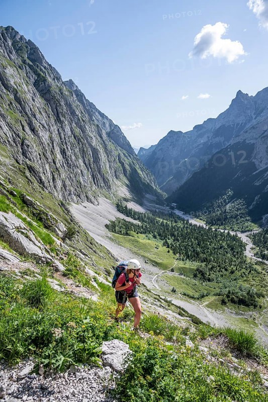 Mountaineer on a hiking trail, mountain landscape in the Höllental, rocky mountain peaks, Höllental, Bavaria, Germany